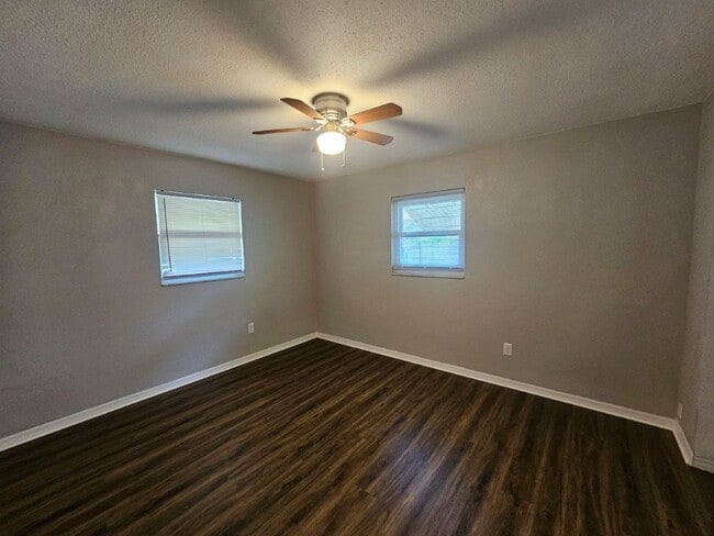 Building Photo - Beautiful 2/2 ~1000Sq. Ft. with NEW floors...