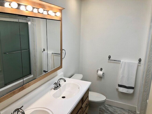 Building Photo - One Bedroom Lakefront Condo with Garage