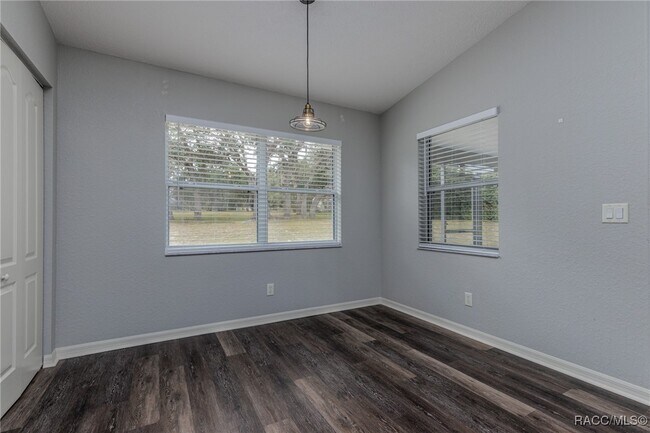 Building Photo - 320 N Fresno Ave