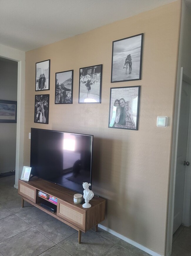 Building Photo - 3 Bedroom, 2 Bath Home Available 08/01/25!!