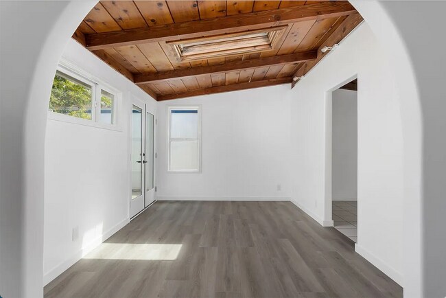 Building Photo - Vintage Beach Bungalow