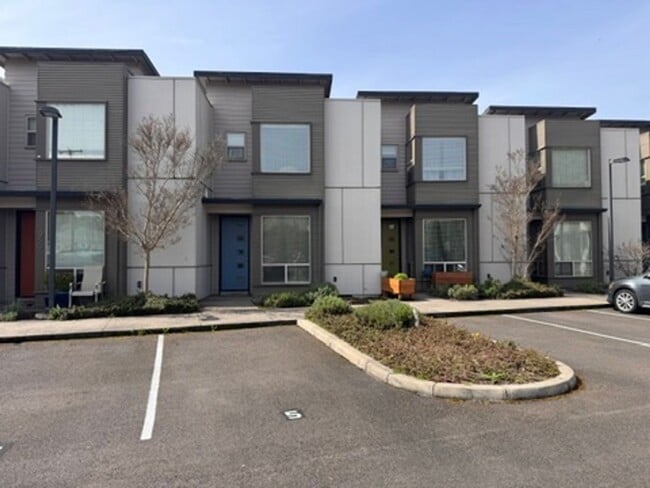 Building Photo - 2 bedroom 2.5 bath townhouse in Cal Young Area