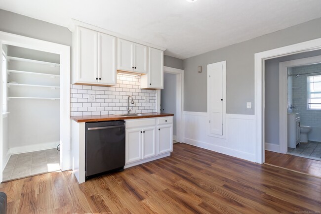 Building Photo - 207 Divinity St