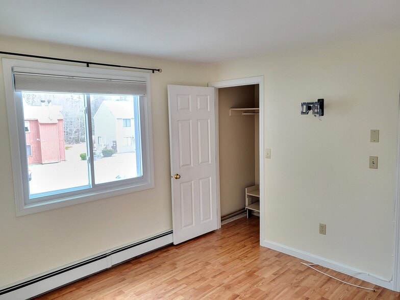 Building Photo - 378 Portland Rd