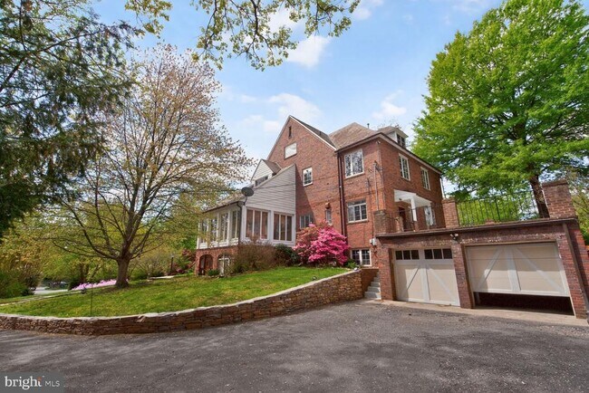 Building Photo - 5553 Little Falls Rd