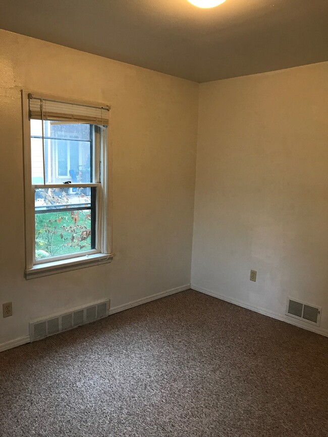 Building Photo - 3 Bedroom, 1 Bath Apartment for Rent - Clo...