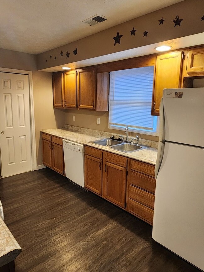 Building Photo - 2 bedroom 1 bath duplex