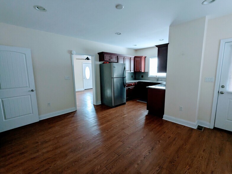 Building Photo - 1329 Penn Ave