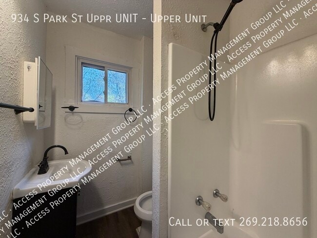 Building Photo - 934 S Park St