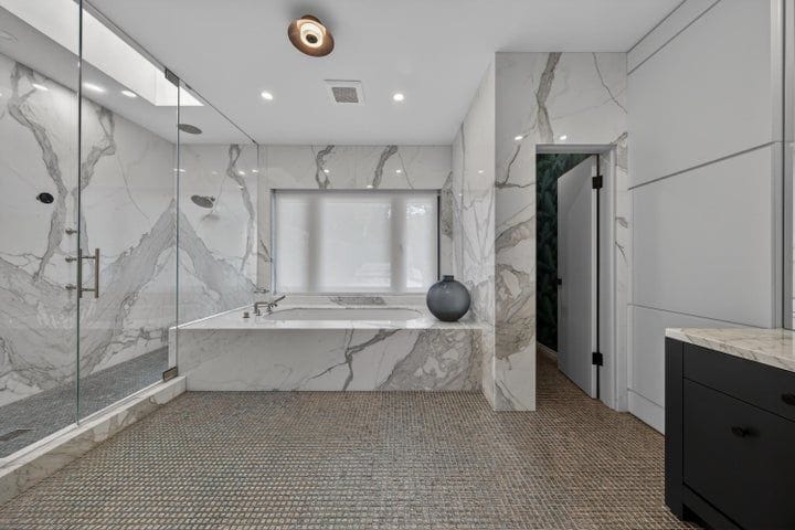 Building Photo - 420 SE 17th Ave