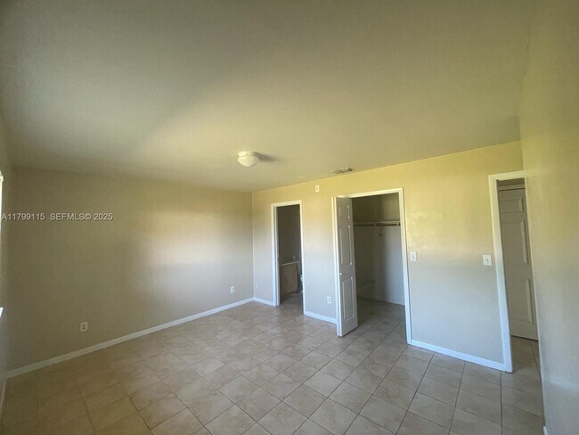 Building Photo - 1104 SE 24th Ave