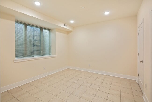 Building Photo - 2100 Sears St