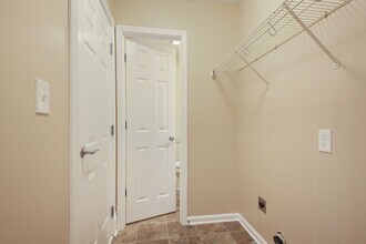 Building Photo - All one level, all electric Duplex in Oak ...