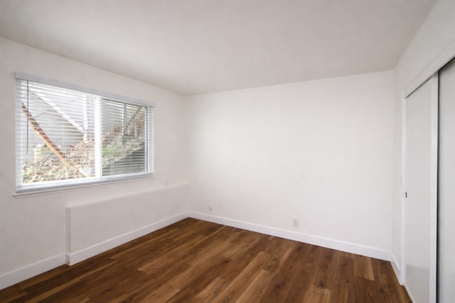 Building Photo - 1130 Wellington St