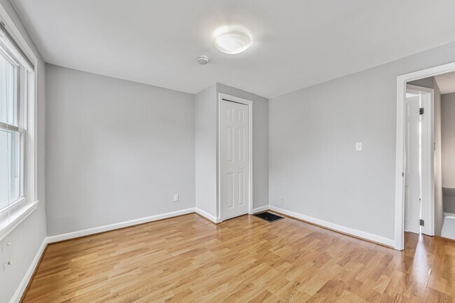 Building Photo - Available Now! 2 Bed / 1 Bath Rowhouse in ...