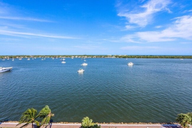 Building Photo - 130 Lakeshore Dr