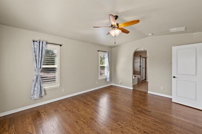 Building Photo - Immaculate & Stunning 4BD Ranch Style in C...