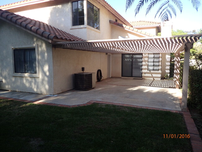 Building Photo - 4 Bedroom, 2.5 Bath House w/2 Garages on 1...
