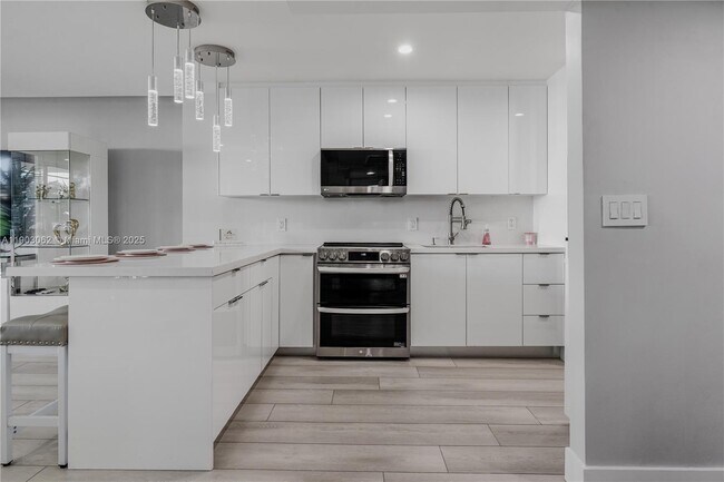 Building Photo - 100 Lincoln Rd