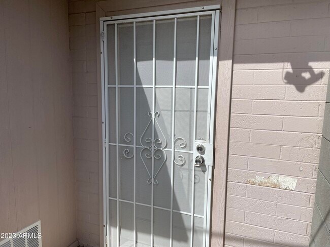 Building Photo - 1349 E Sahuaro Dr