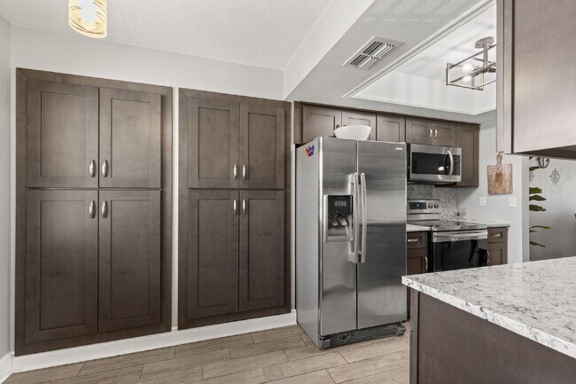 Building Photo - Beautiful Condo For Rent In St Petersburg!