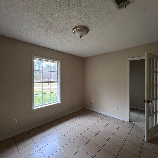 Building Photo - 161 Pinehill Mnr