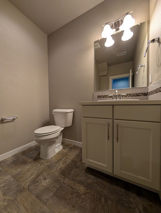 Building Photo - Beautiful 3-Bedroom, 2.5-Bath Home In the ...