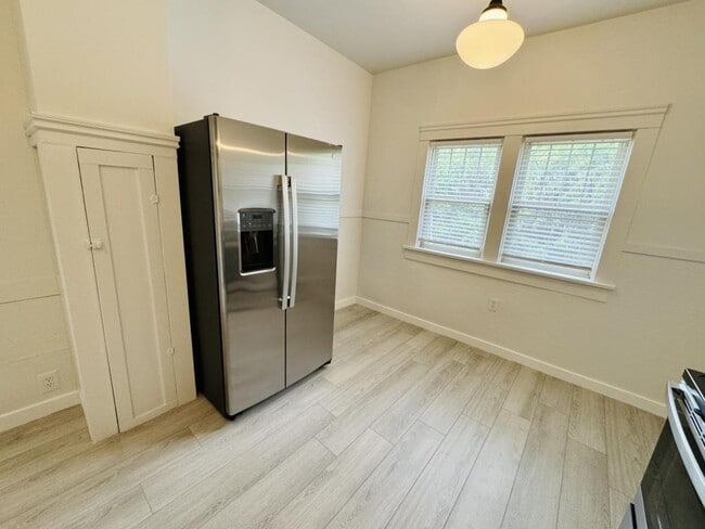 Building Photo - 821 1/2 N Ewing St