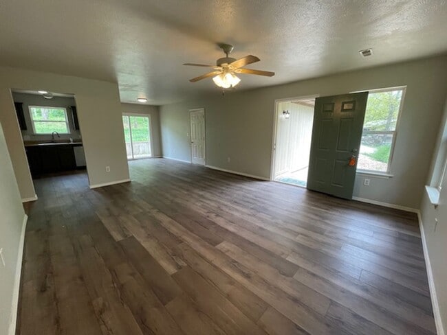 Building Photo - 3 Bedroom Home in Merriam Woods!