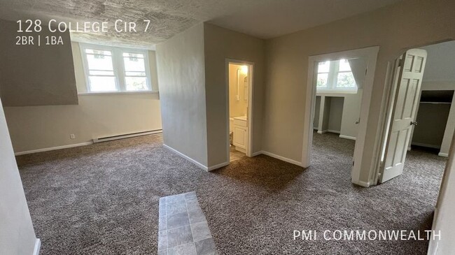 Building Photo - 2 Bed / 1 Bath Apartment (Available 4/1/25)