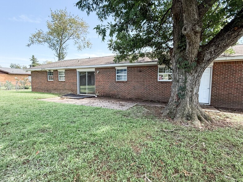 Building Photo - 128 Barnesdale Dr