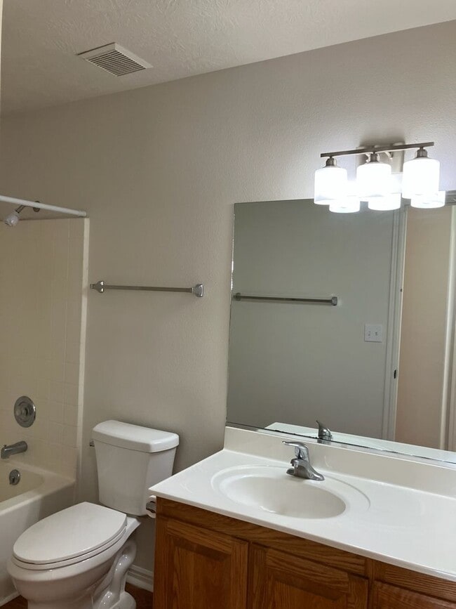 Building Photo - 627 E Springhill Dr