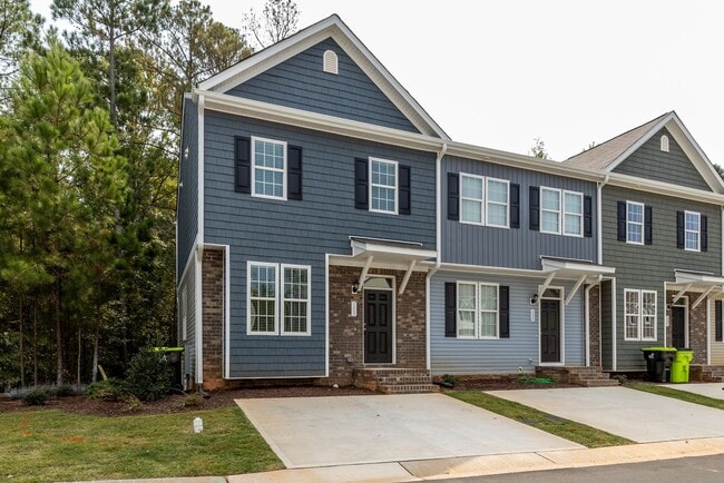 Building Photo - 3 bedroom/2.5 Bath End Unit Townhome in Ho...