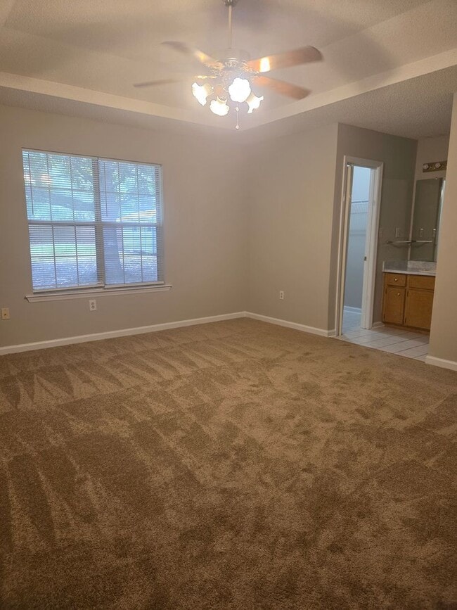 Building Photo - Beautiful very spacious 4 Bed/2 Bath