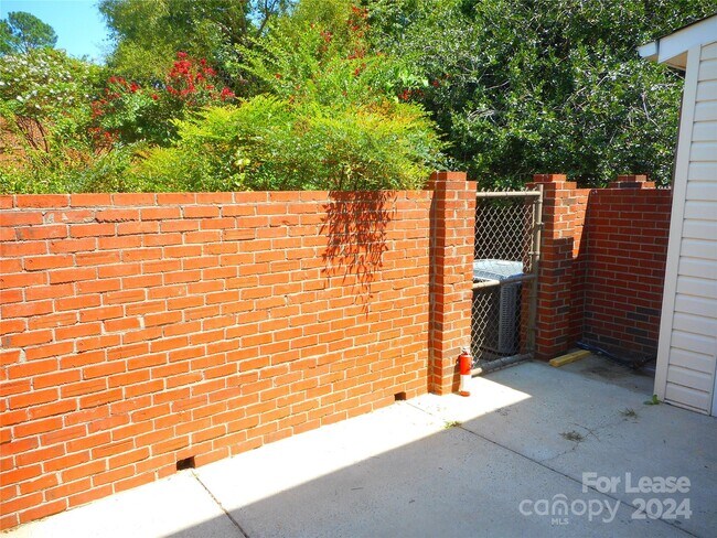 Building Photo - 10921 Hunter Trail Ln