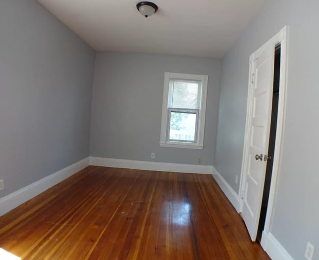 Building Photo - 102 Saxton St