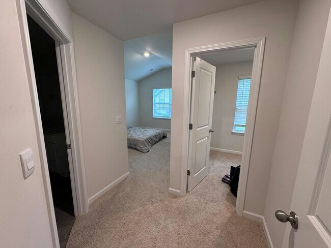 Building Photo - 285 Moyer Dr