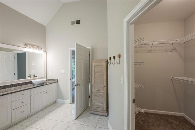 Building Photo - 1512 Fallen Leaf Ct SW