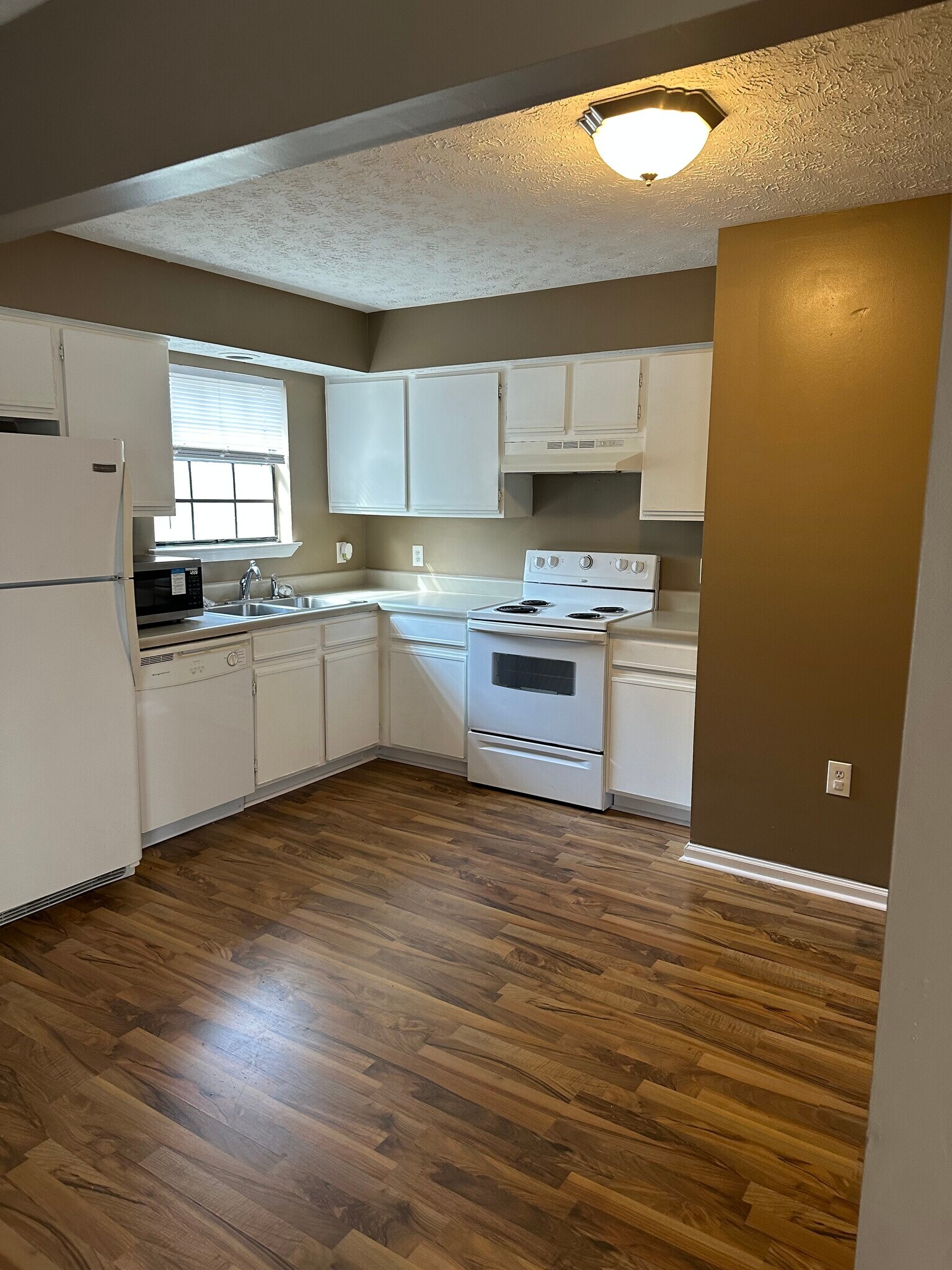 Building Photo - 511 Mansion St