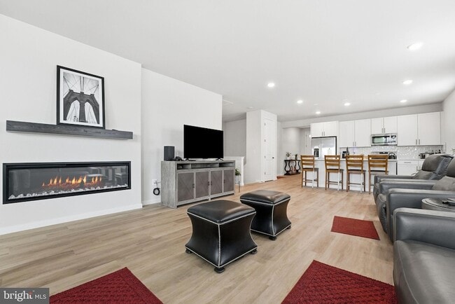 Building Photo - 615 Clover Ln