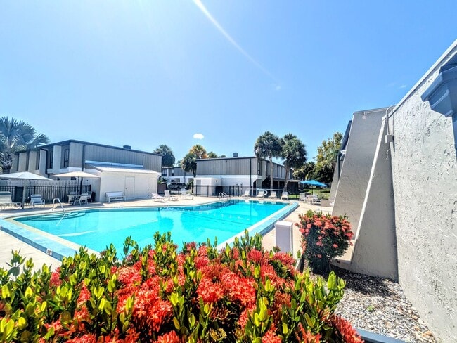 Building Photo - Annual UNfurnished 3-bedroom, 2/ 1/2 bathr...