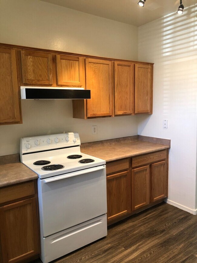 Building Photo - 3 bedroom 2.5 bath home - 2 car garage - S...