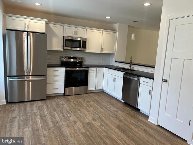 Building Photo - 352 W 11th St