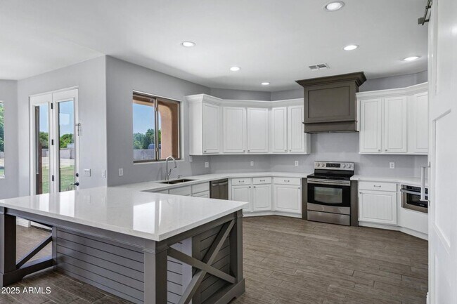 Building Photo - Gilbert 4 Bed & 3 Bath on HUGE LOT - Acre+...