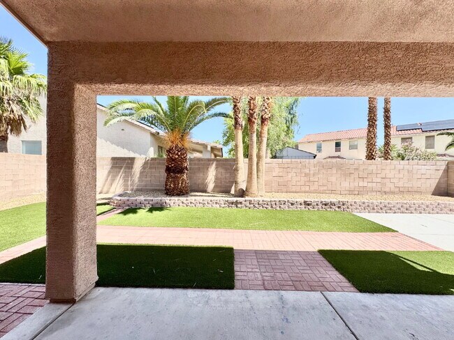 Building Photo - Spacious 4BD/3BA NLV Home with Downstairs ...