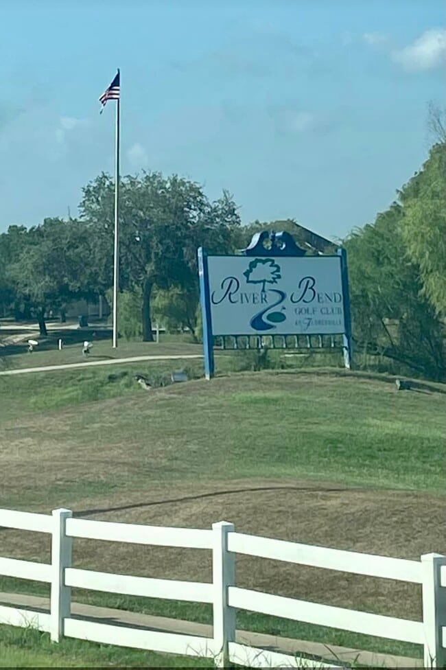 Building Photo - 425 Middle Green Loop