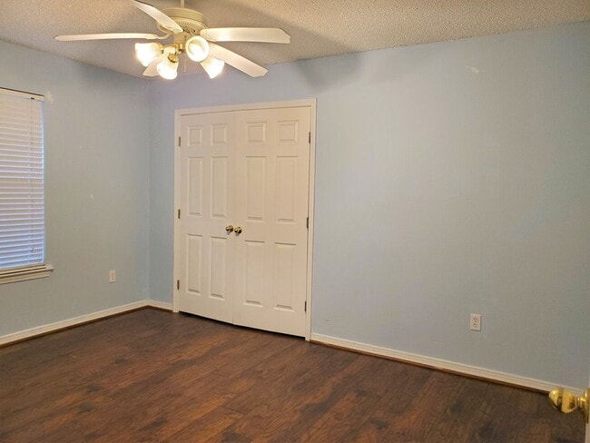 Building Photo - 4 Bedroom 2 Bath home located in heart of ...