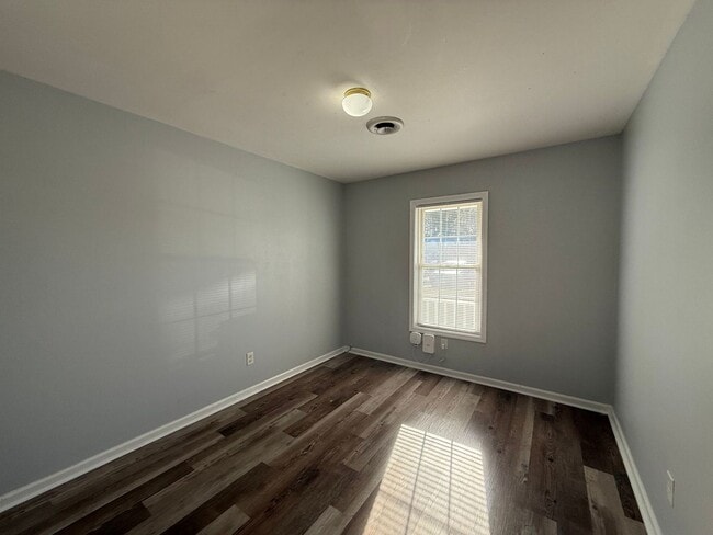 Building Photo - 2 bedroom 2 bath duplex