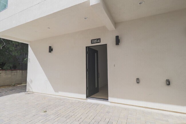 Building Photo - Live Large in NoHo: 5 Bed, 4 Bath + Roofto...