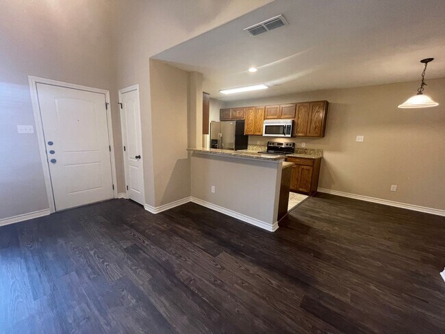 Building Photo - 3BR/2.5BA Townhome | 18' Ceilings | Granite | Garage | Lawn Care Incl | Benbrook TX 76116